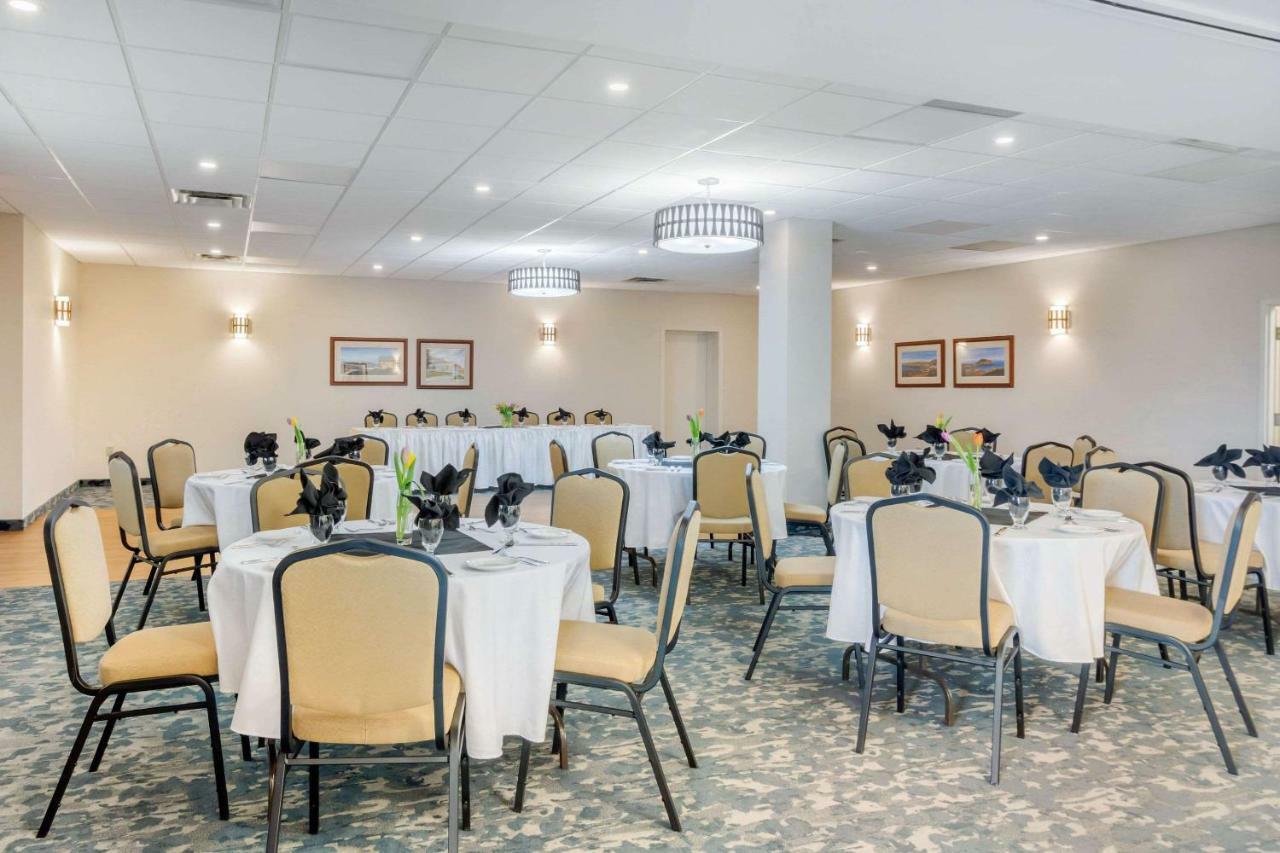 Quality Hotel Кларенвил Екстериор снимка